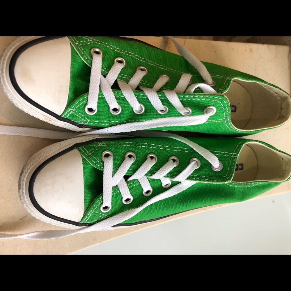 Kelly green size 8 women’s Converse.